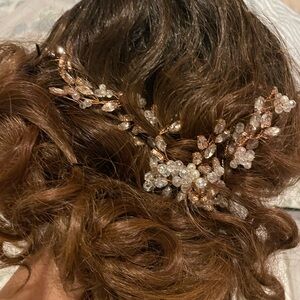 Elegant styled brown wig with Accessory